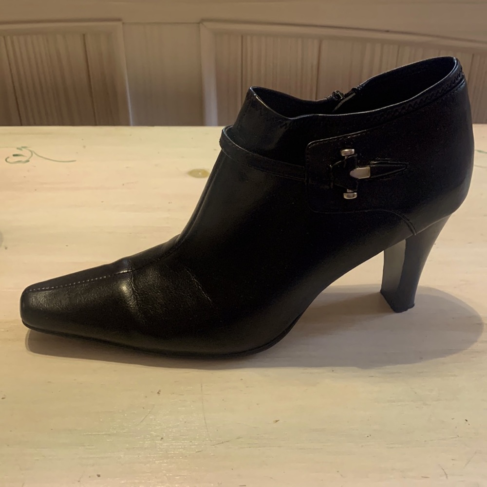 Black ankle booties. Nine West. Size 10